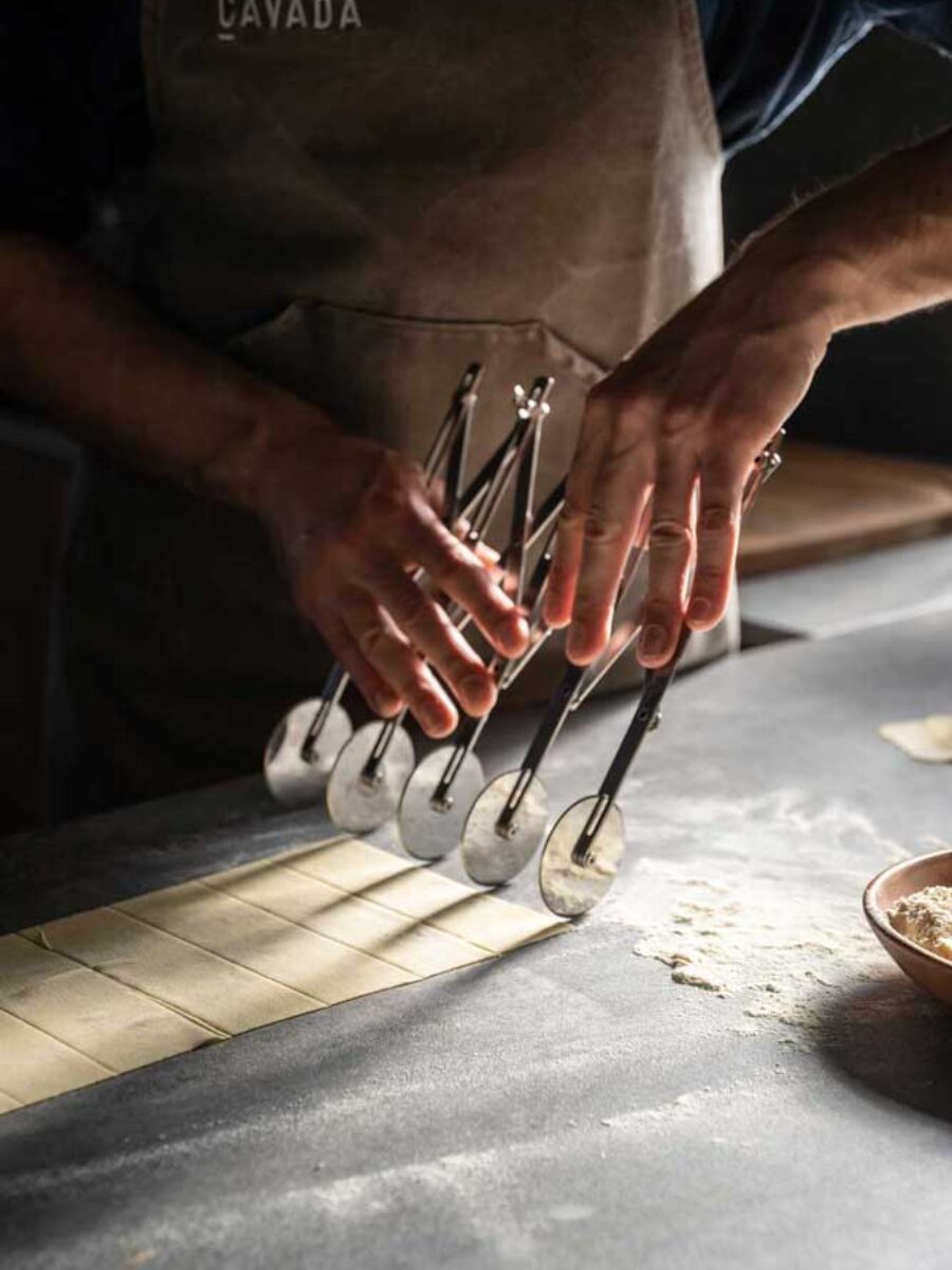 Stefano mentre taglia la pasta fresca