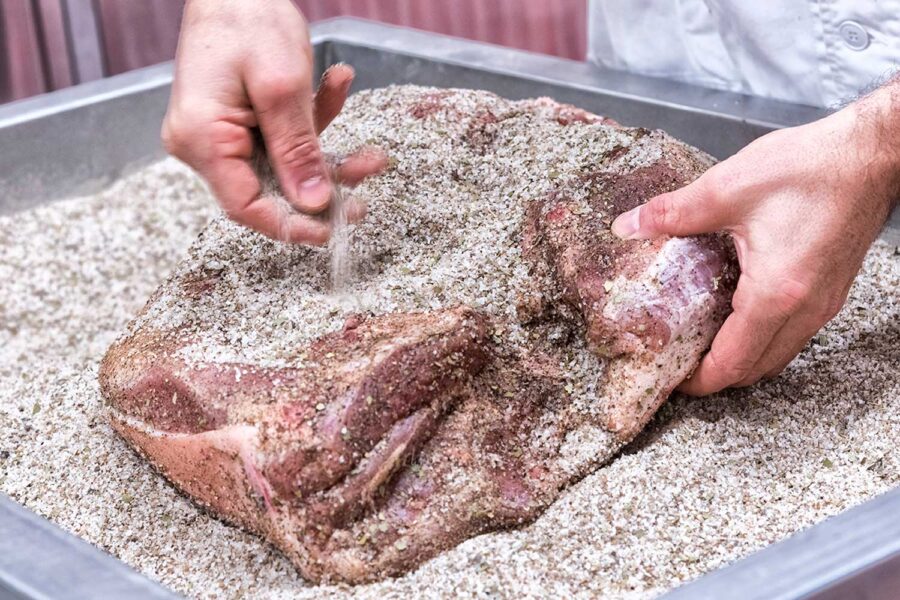 Un momento della lavorazione dello speck Schmid