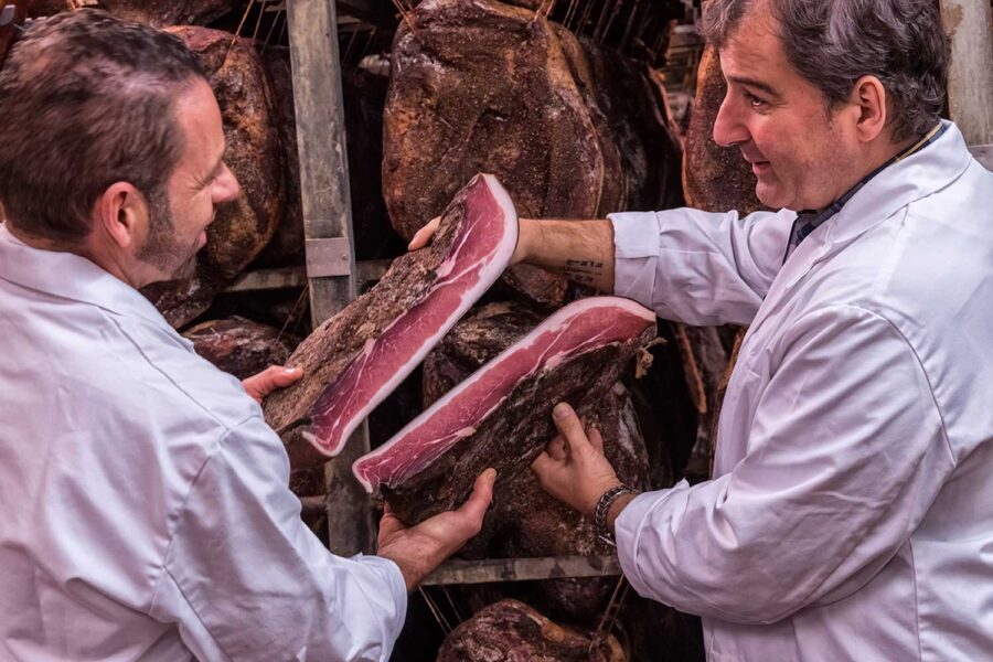 La lavorazione dello speck Schmid