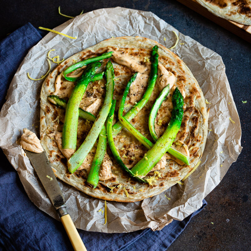 Crescia sfogliata con asparagi, crema di Parmigiano Reggiano e tartufo e scorza di limone