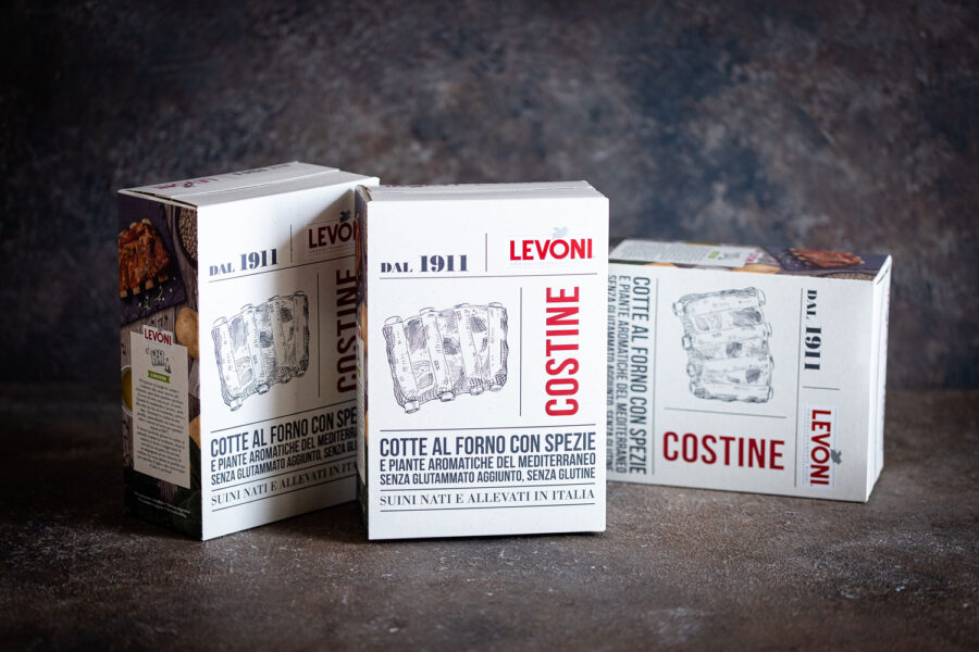 Le confezioni di costine cotte al forno con spezie