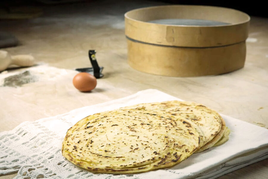 Una fase della lavorazione della crescia sfogliata di Urbino
